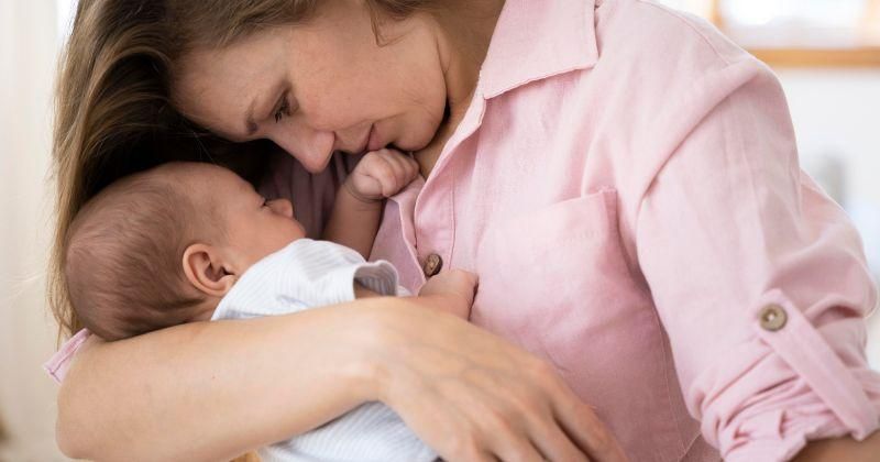 Cara Menenangkan Bayi Menangis dengan Fetal Position